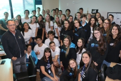 Alunos do Colégio Unifebe conhecem os estúdios da Rádio Diplomata