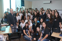 Alunos do Colégio Unifebe conhecem os estúdios da Rádio Diplomata