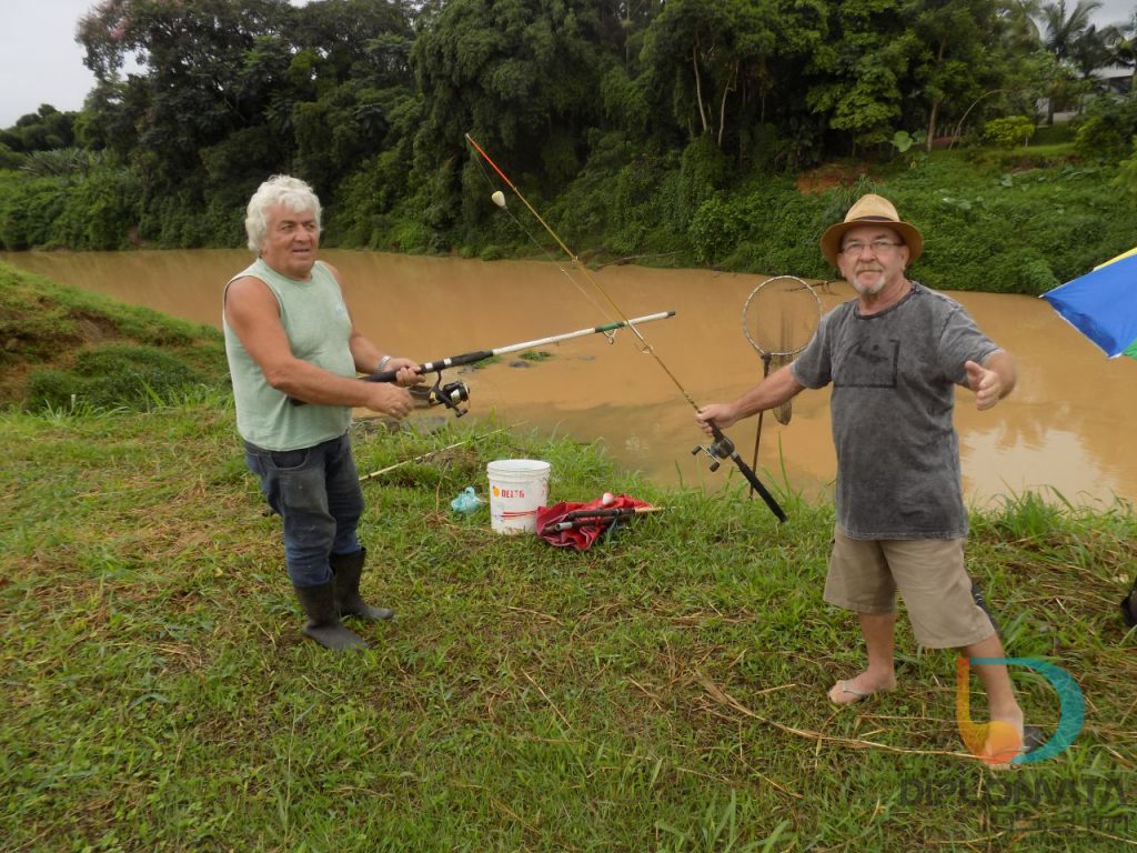 Pescadores no rio Itajaí Mirim