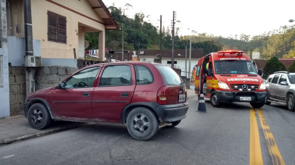 Carro perde a direção e atinge muro na Rua Florianópolis