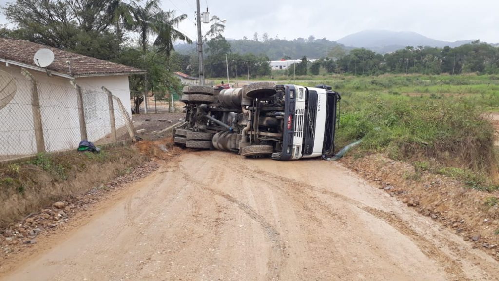 Caminhão reboque tanque tomba no bairro Bateas