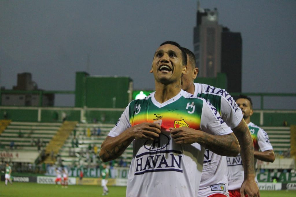 Thiago Alagoano comemora do da vitória sobre a Chapecoense.