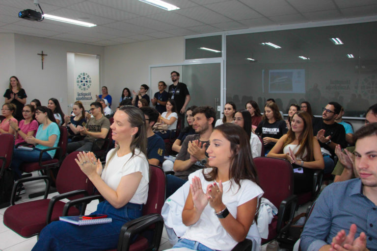 Alunos do Colégio UNIFEBE participam de bate-papo com r da área  científica - Centro Universitário de Brusque - UNIFEBE