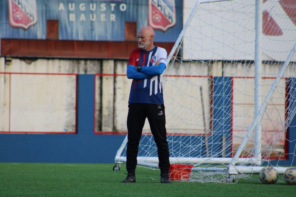 Técnico Silvio Criciúma comandando treino do Carlos Renaux. Foto: Bold/Carlos Renaux
