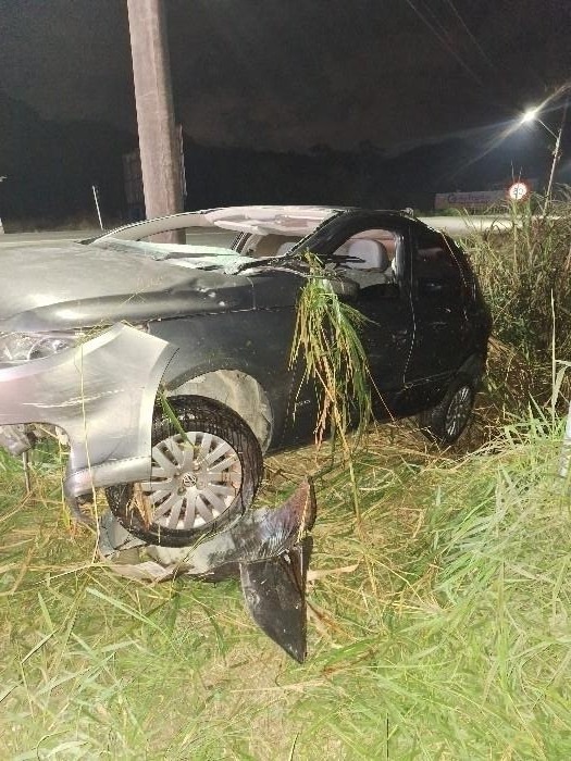 Veículo capotou na rodovia Ivo Silveira, SC 108, em Gaspar (Foto: PMRv-SC/divulgação)