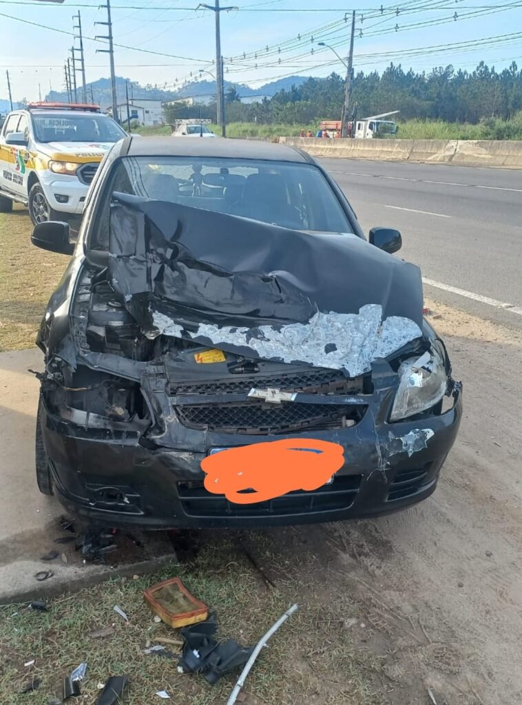 Carro envolvido em acidente com danos materiais na SC 486, em Itajaí (Foto: PMRv-SC/divulgação)