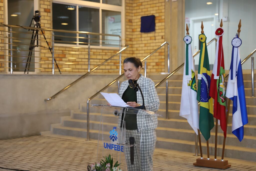 Elisabeth Bonatelli falou em nome da família pela homenagem prestada ao prefeito e médico, Celso Bonatelli (Foto: Assessoria de Imprensa/Unifebe)