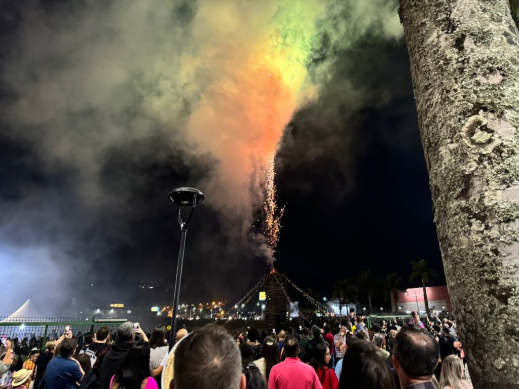 Segunda noite do Arraiá Solidário teve como alto o acendimento da fogueira de 13 metros (Foto: José Carlos Paulini/divulgação)