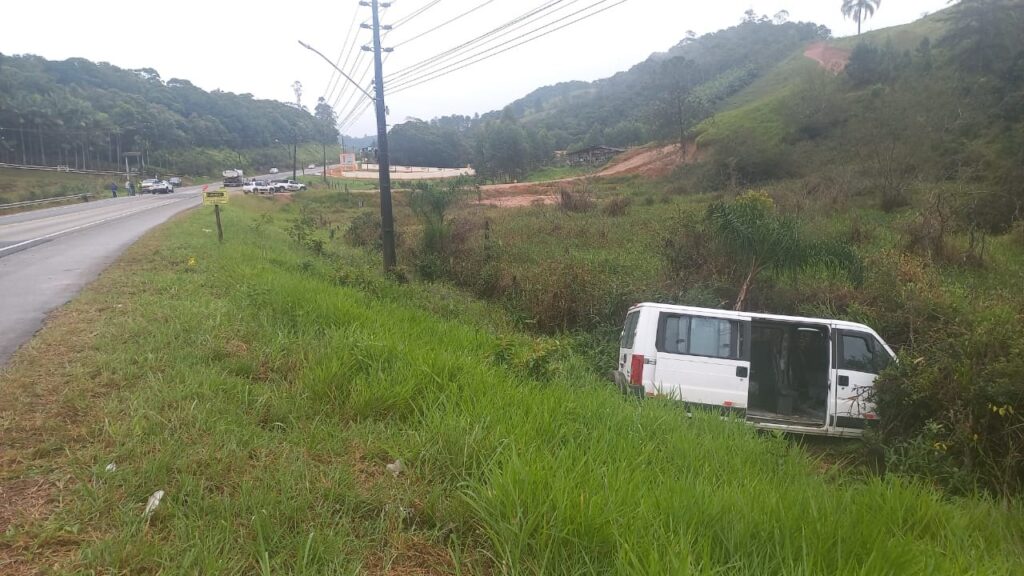 Acidente registrado pela PMRv-SC na SC 412 em Canelinha (Foto: PMRv/divulgação)