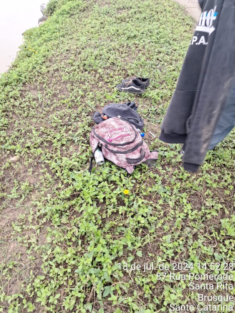 Pertences de homem que entrou no rio e não foi mais visto (Ocorrência de busca e resgate registrada pelo Copo de Bombeiros (Foto: Corpo de Bombeiros-SC))