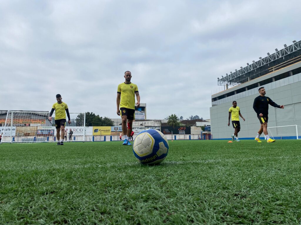 Brusque treinou no estádio Augusto Bauer (Foto: Brusque FC/divulgação)