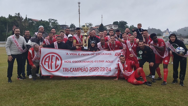 Equipe 
Vidraçaria Azaléia/ América Futebol Clube conquistou título do futebol amador em 2024 (Foto: Adonias Martins/Diplomata FM)