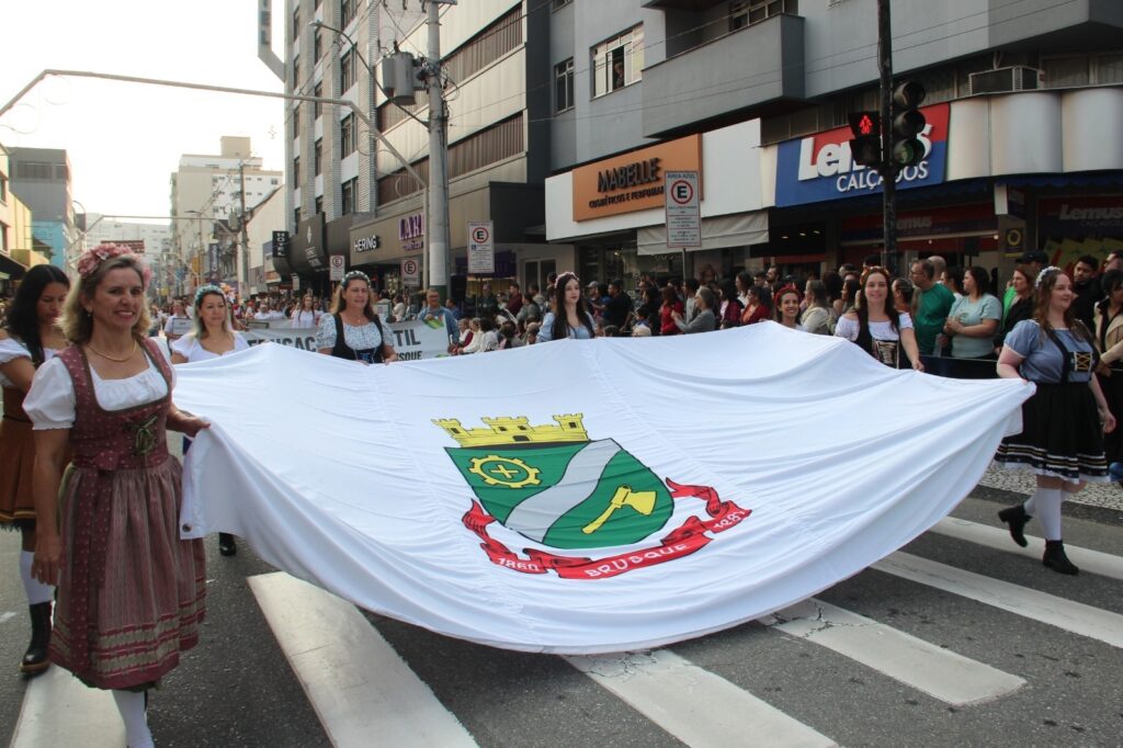 Desfile comemora os 164 anos do município de Brusque (Foto: Duda Antunes/Secom Brusque.)