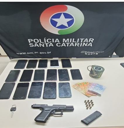 Celulares recuperados após sequência de roubos em Brusque e Guabiruba (Foto: Polícia Militar/divulgação)