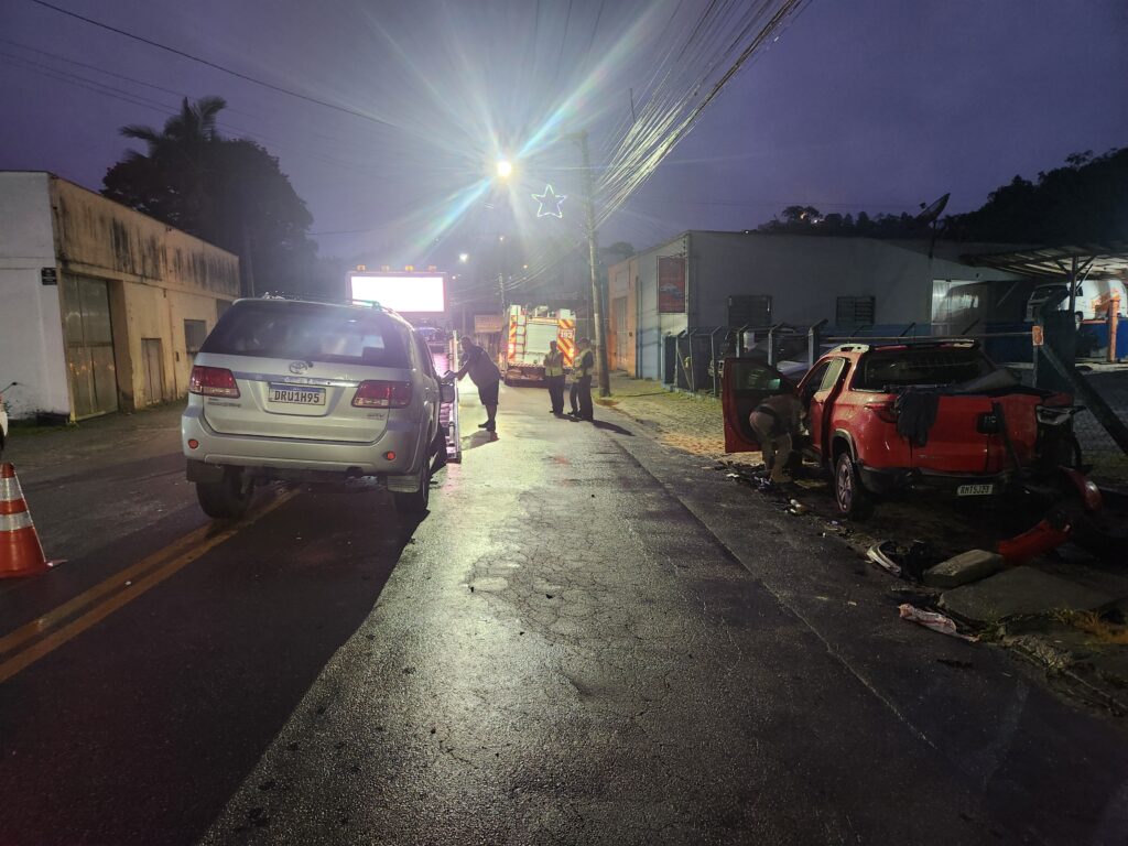 Acidente de trânsito registrado na madrugada de sábado, 16, no bairro Águas Claras (Foto: Diplomata FM)