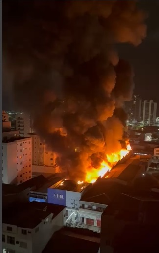 Vídeo mostra momento do início do incêndio na Loja Pittol em Brusque (imagem/reprodução)