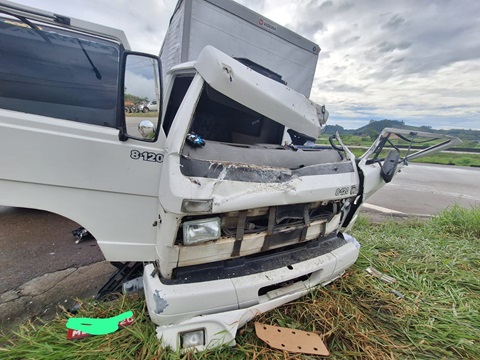 Caminhão envolvido no acidente na SC 486 entre Brusque e Itajaí (Foto: PMRv/Divulgação)