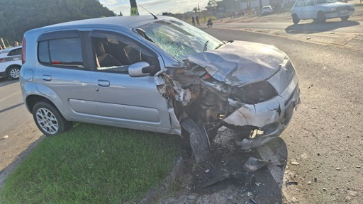 Veículo envolvido em acidente na SC 410 em São João Batista. Foto: PMRv-SC/divulgação)