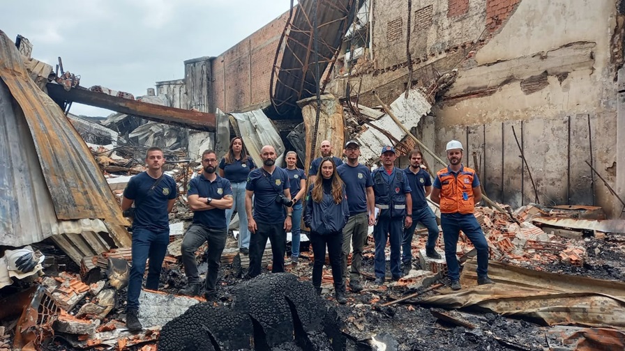 Equipe técnica de órgãos de segurança pública que realizaram o trabalho de perícia no prédio destruído pelo incêndio (Foto: Corpo de Bombeiros/divulgação)